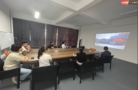 公司组织管理干部观看抗战胜利80周年大会